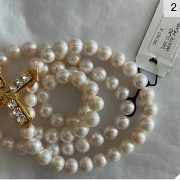 French Kande Triple Strand white Pearl Bracelet with Austrian Crystal Kiss. - Picture 3 of 3
